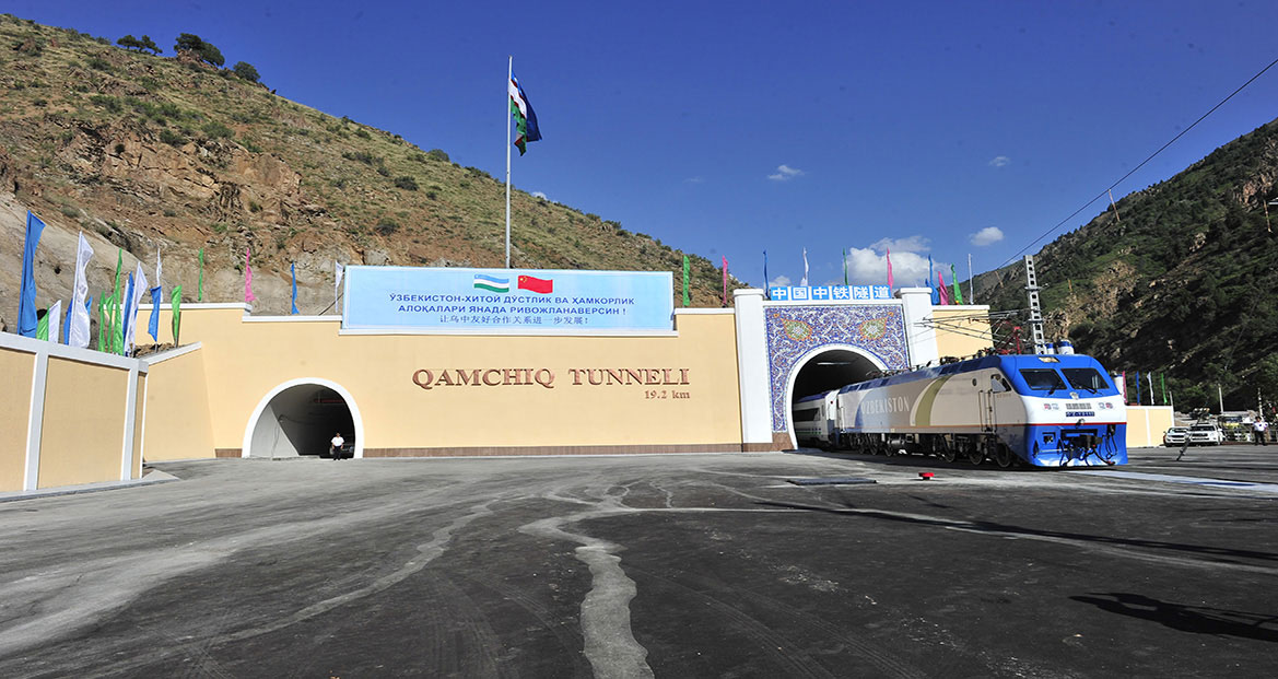 “中亚最长隧道19.2公里的乌兹别克斯坦安琶铁路隧道”